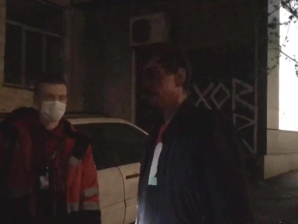 На КПИ в Киеве полиция повстречала буйного мужчину с разбитым лицом (ВИДЕО)