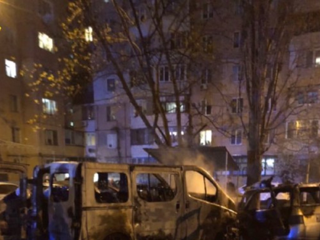 Крупный пожар: в одесском дворе сгорели сразу три авто (ФОТО, ВИДЕО)