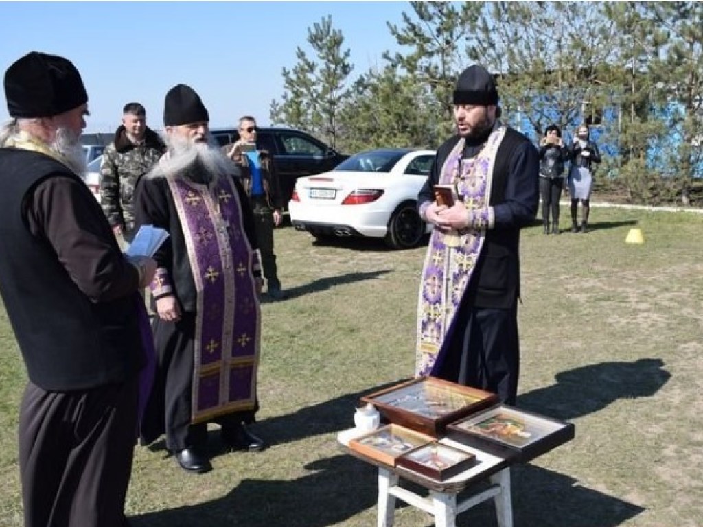 Священники с иконами и мощами облетели Николаев для защиты от коронавируса (ФОТО)
