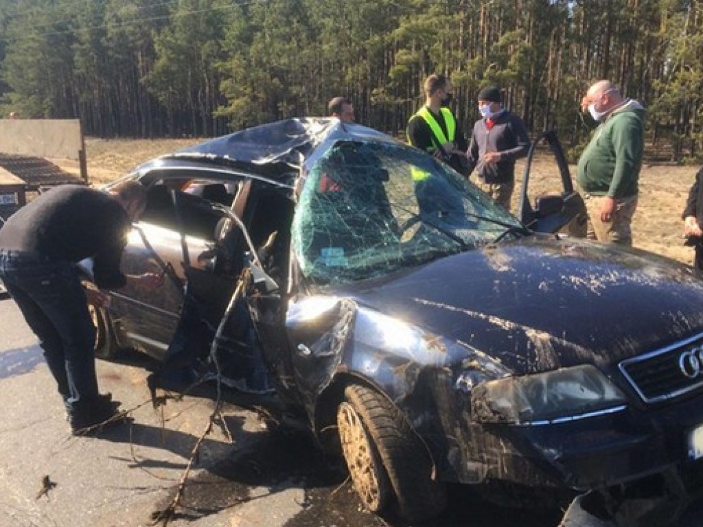 Смертельное ДТП под Ровно: Audi A6 в воду съехал с дороги и очутился в канаве (ФОТО)