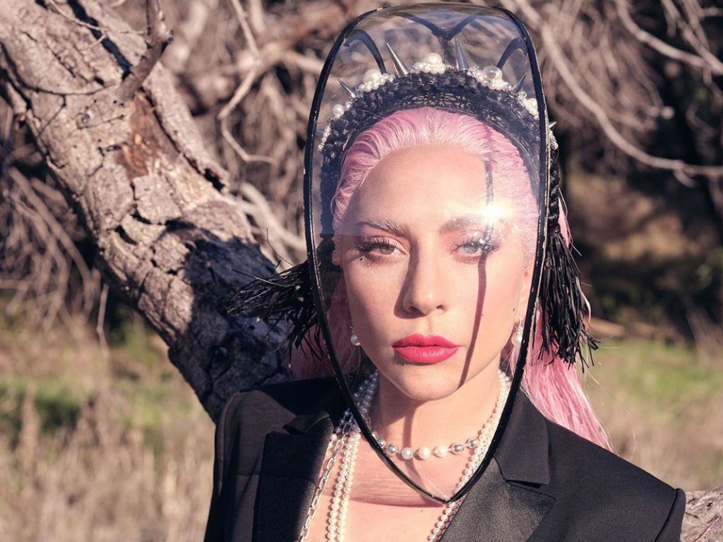 Леди Гага произвела фурор своим фото в пиджаке на голое тело