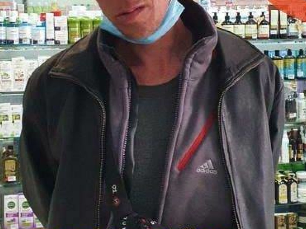 На Лесном массиве в  Киеве в аптеке поймали вора на краже средств гигиены (ВИДЕО)