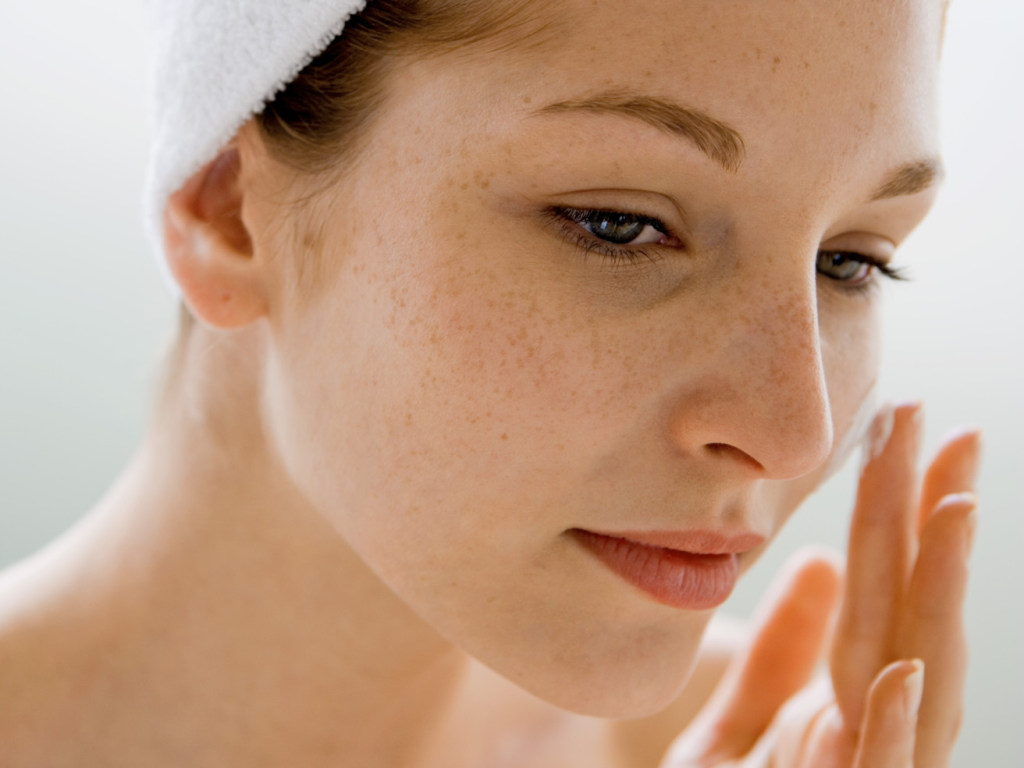 Косметологи  раскрыли  рецепты домашних масок для лица, которые спасут любую кожу