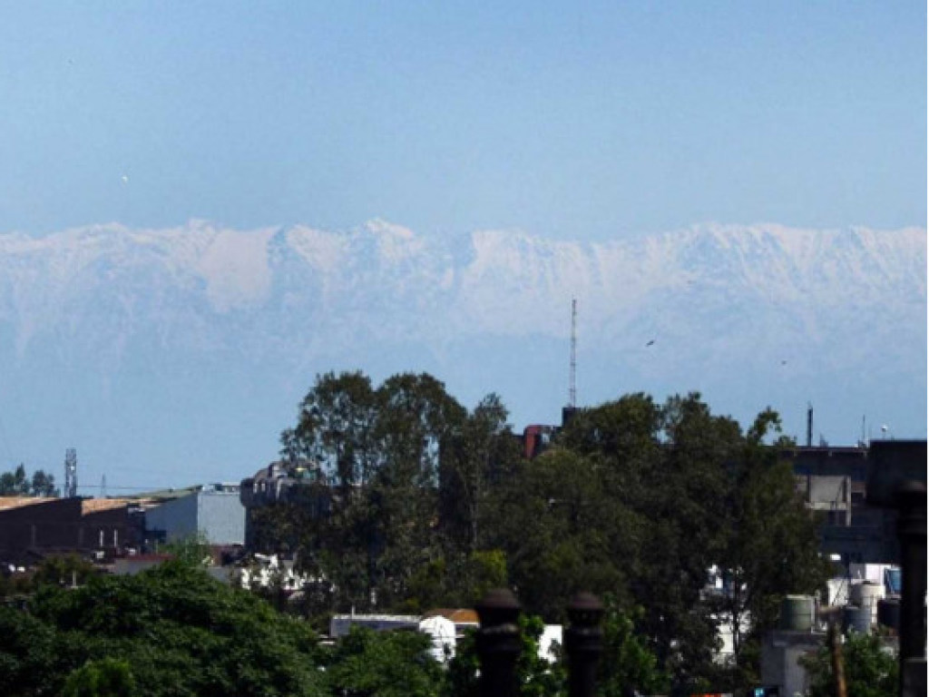 Из-за карантина в Индии очистился воздух, и жители впервые смогли увидеть вершины Гималаев (ФОТО, ВИДЕО)