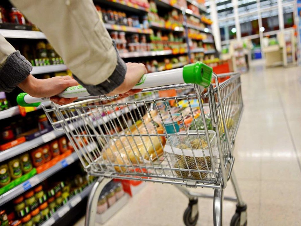 Стоимость продуктов с длительным сроком хранения пойдет вниз, когда спадет ажиотажный спрос – экономист