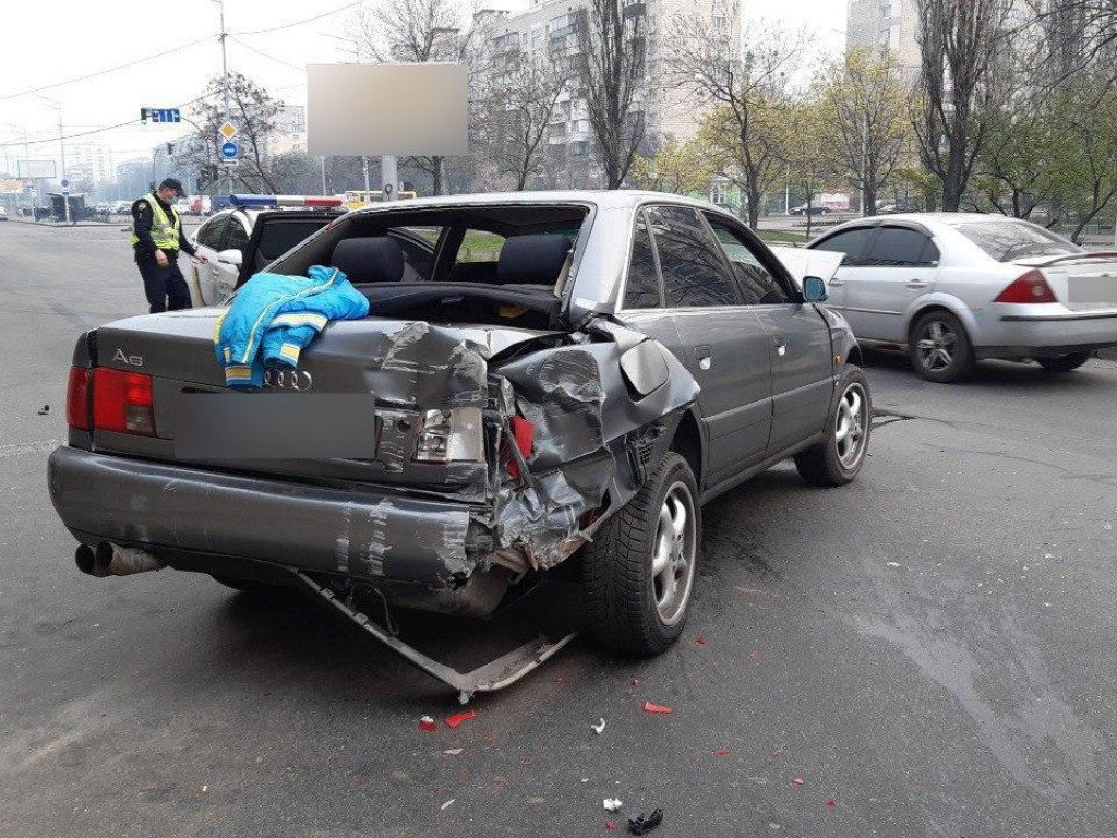 Врезался в путепровод: в Киеве в ДТП разбилось авто Audi с пьяным водителем (ФОТО)