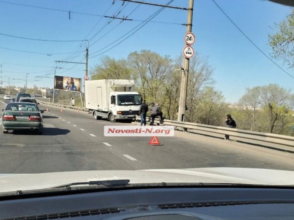 «Оторвало рессору»: в Николаеве на Ингульском мосту грузовик Mercedes врезался в отбойник (ФОТО)