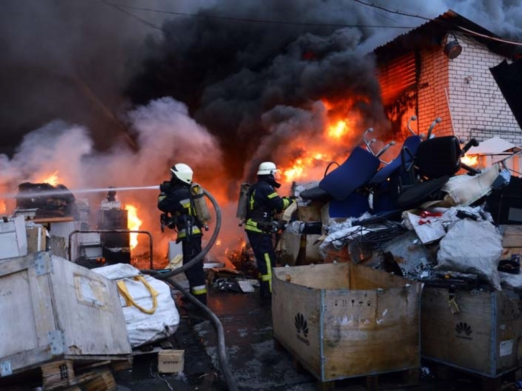 В Днепре пожарные ликвидировали крупный пожар на металлобазе (ФОТО, ВИДЕО)