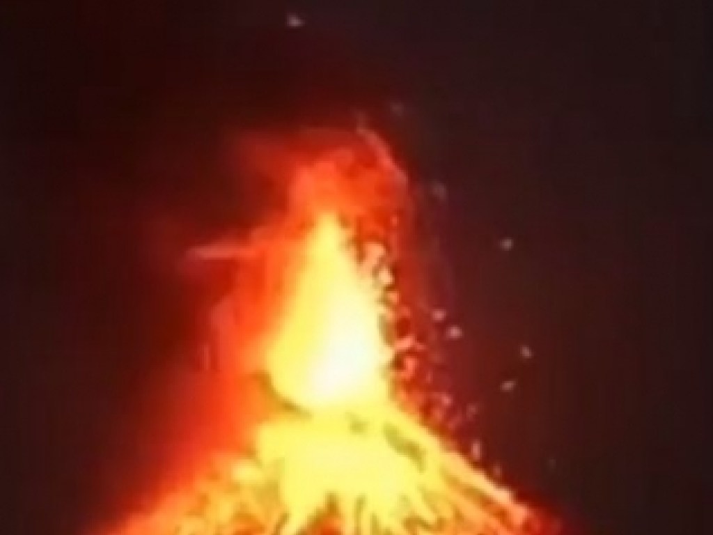 В Индонезии началось извержение легендарного вулкана (ФОТО, ВИДЕО)