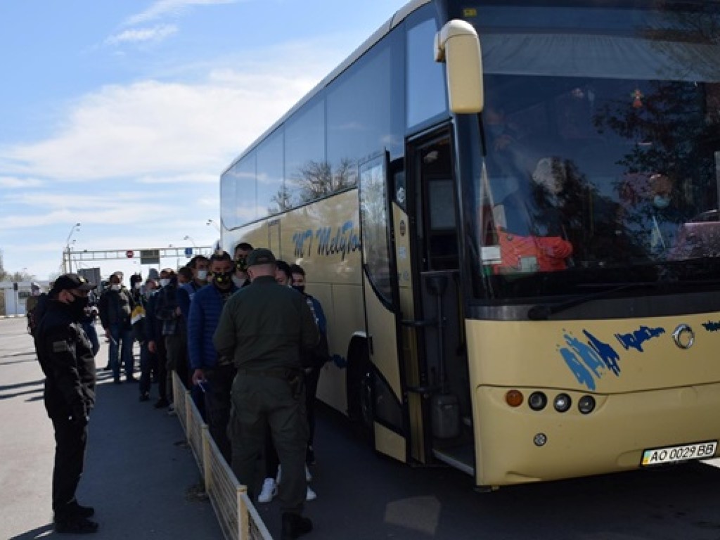 Украинские заробитчане массово возвращаются из Венгрии (ФОТО)