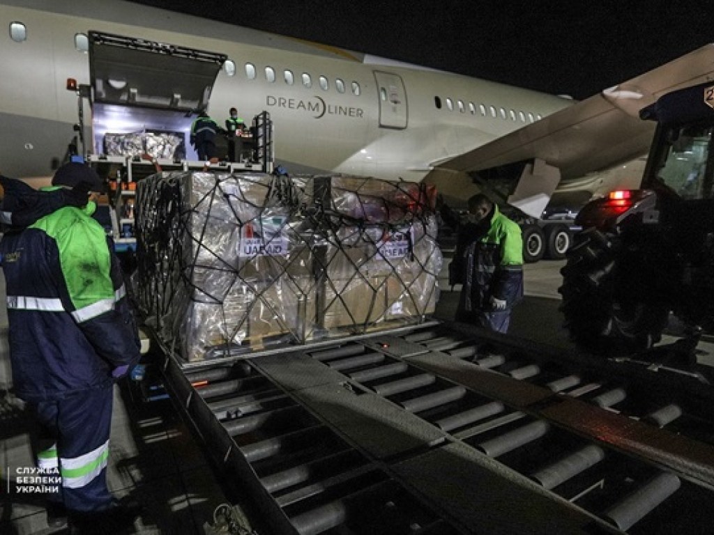 В Киев прибыл самолет со 113 украинцами на борту и гуманитарной помощью (ФОТО)