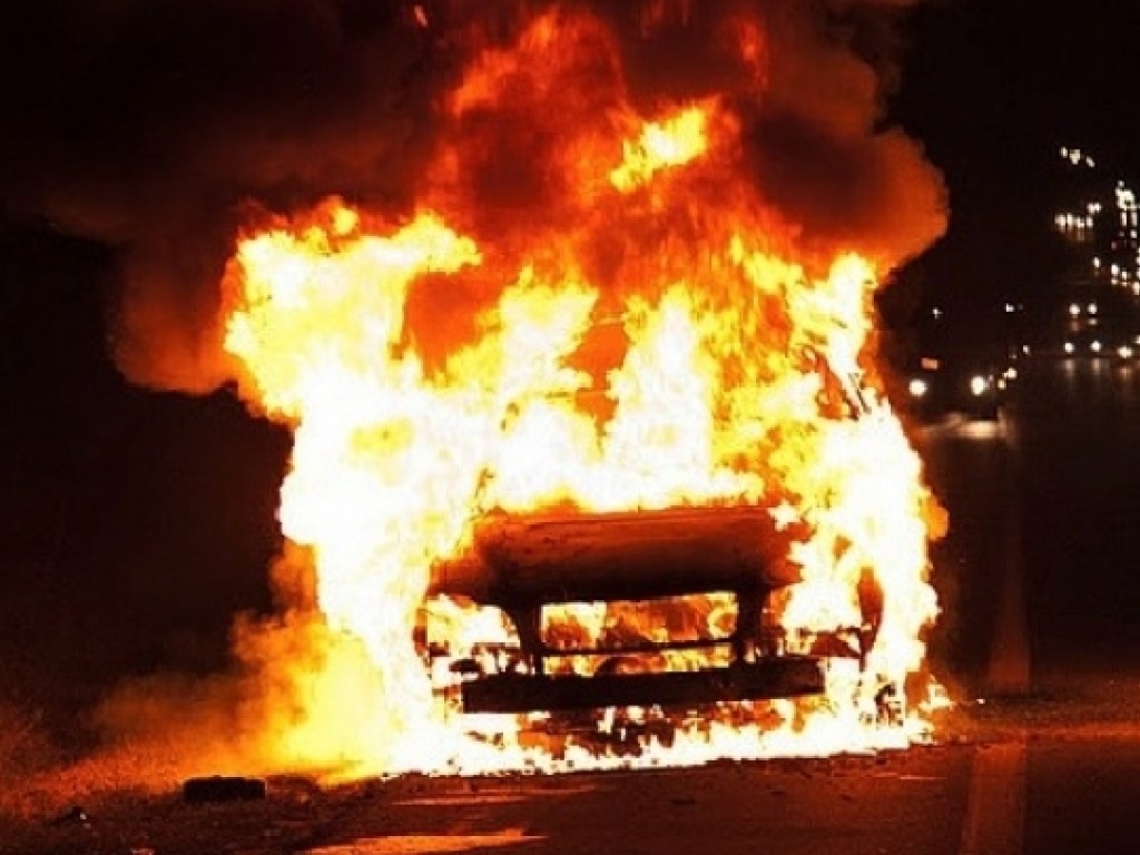 В Днепре ночью сгорели два авто «Мерседес» &#8212; ГСЧС