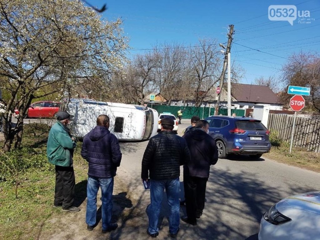 В Полтаве столкнулись авто медиков и микроавтобус: «скорая помощь» перевернулась (ФОТО)