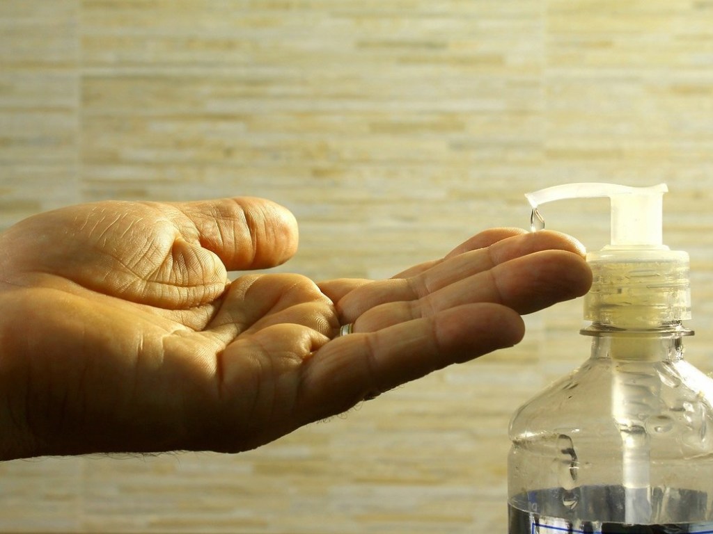 Житель Херсона продавал крашеную воду под видом антисептика