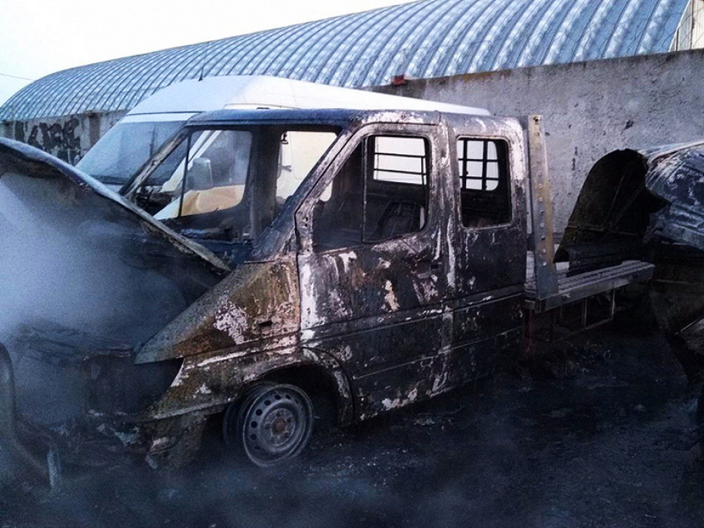 В Днепре на стоянке сгорел автомобиль-эвакуатор (ФОТО, ВИДЕО)