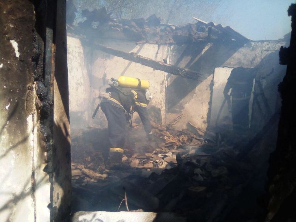 Во время пожара в частном доме в Кировоградской области погибли трое детей (ФОТО)