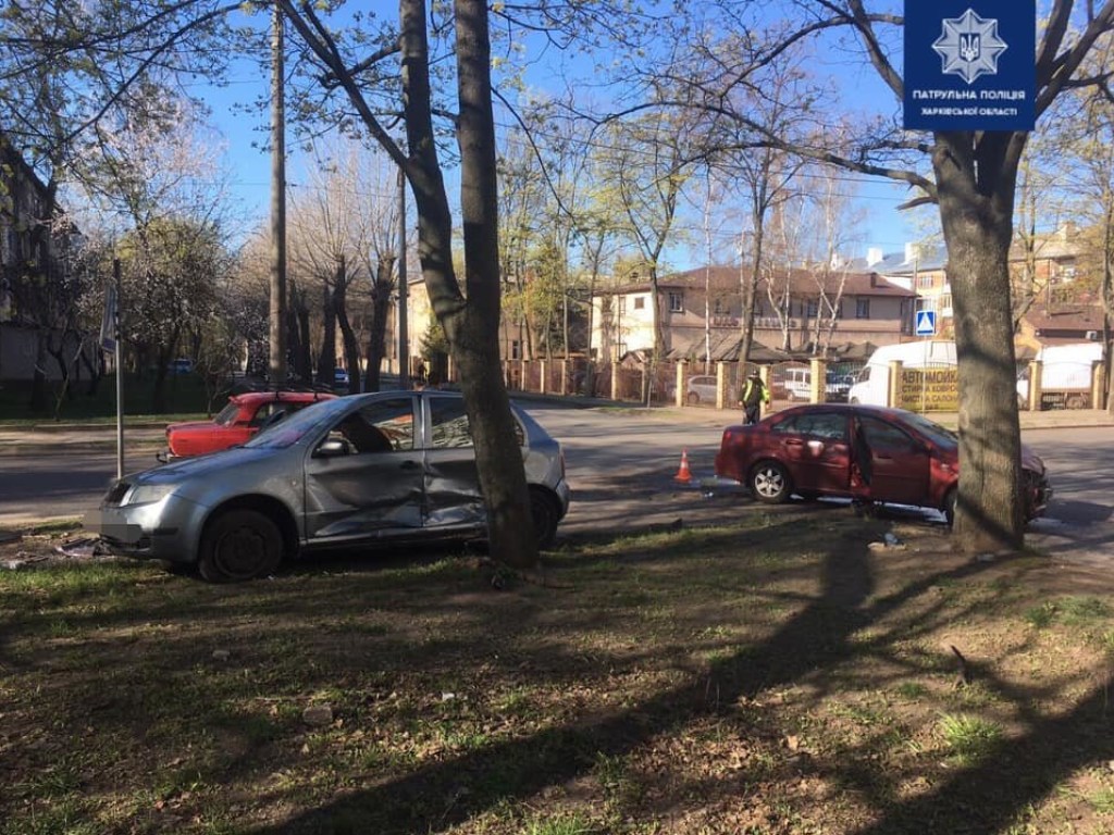 В Харькове столкнулись две иномарки: одно авто вынесло на обочину (ФОТО)
