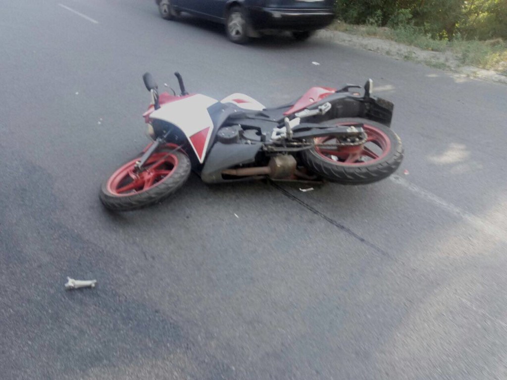 В Хмельницкой области на дороге погиб водитель скутера: столкнулся с грузовиком