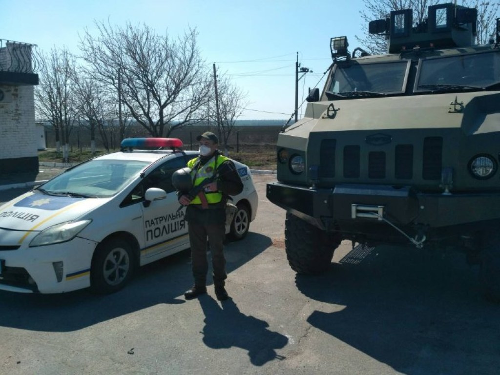 Карантин: Запорожье окружили военной техникой и поставили КПП (ФОТО)