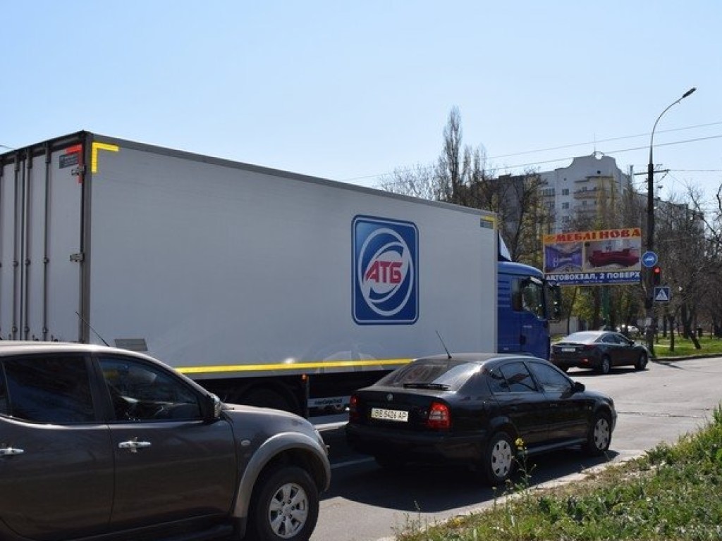 В Николаеве грузовик «АТБ» столкнулся с Mazda (ФОТО)