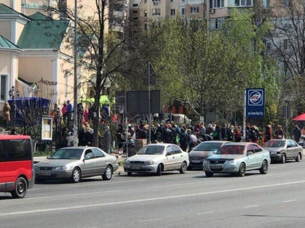 В условиях карантина: в Сети показали скопление людей возле одесской церкви (ФОТО)