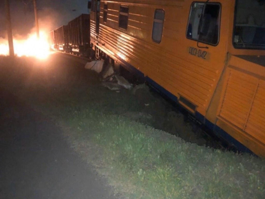В Одессе сошел с рельсов грузовой поезд и пробил стену (ФОТО, ВИДЕО)