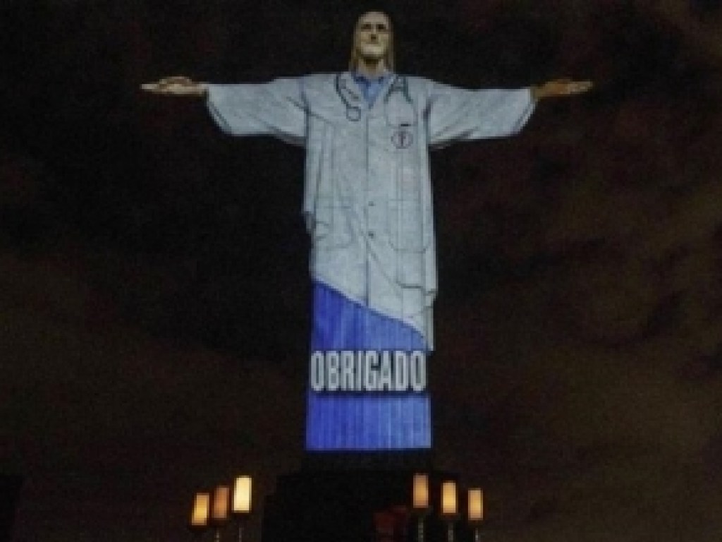 На статую Христа в Рио «надели» медицинский халат (ФОТО)