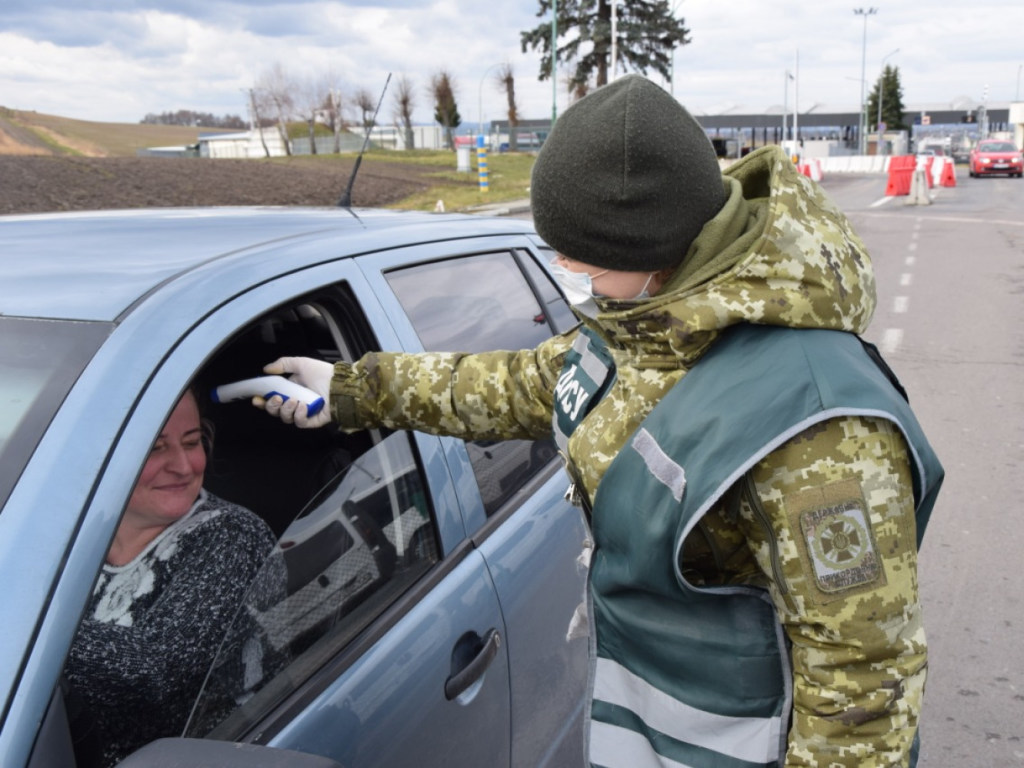 Нет градусников: на въезде в Киев температуру водителям не проверяют