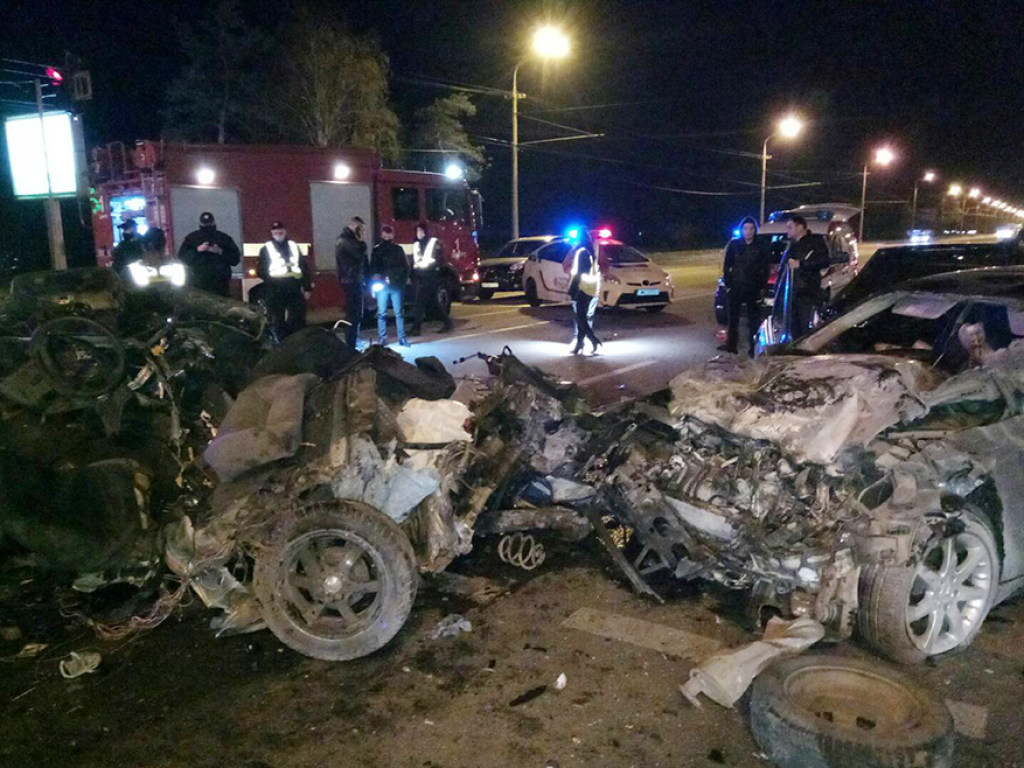Авто превратились в груду металла: В результате тройного ДТП в Днепре погибли два человека (ФОТО)