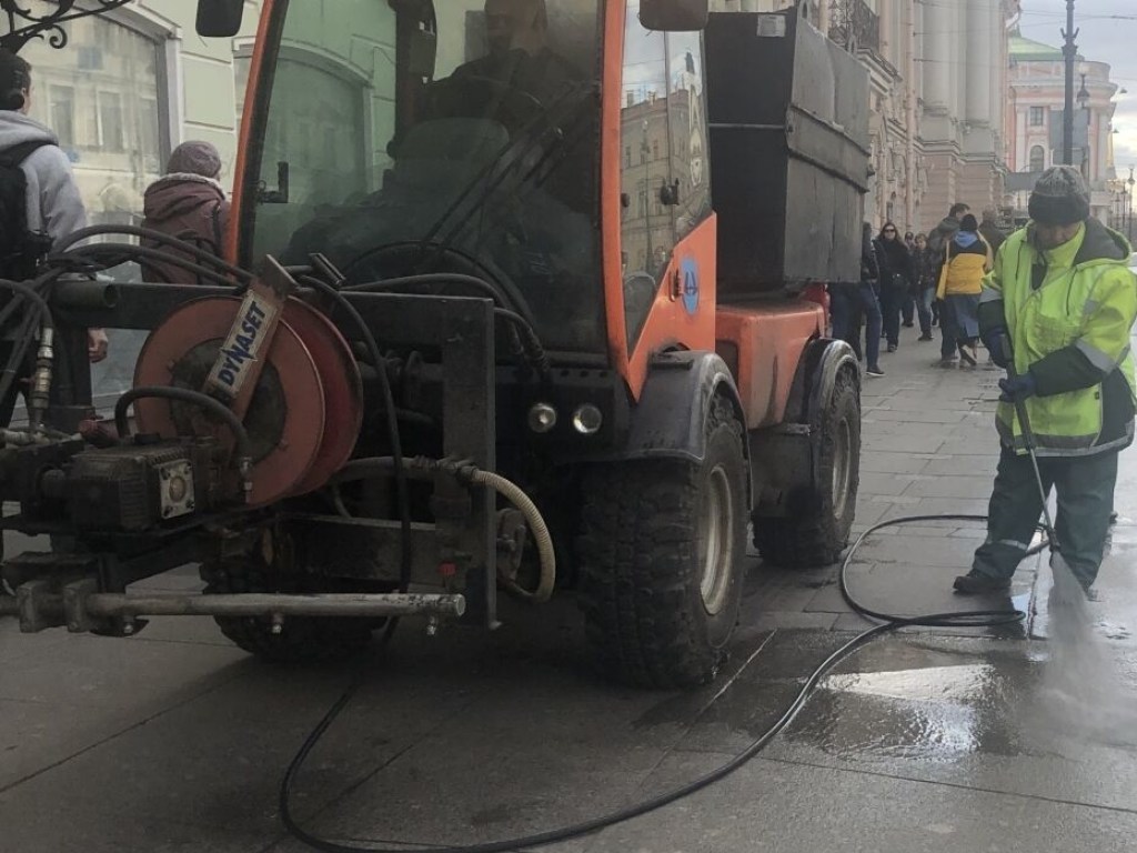 Чернобыль и коронавирус: Депутат Киевсовета прокомментировал мытье тротуаров в Киеве
