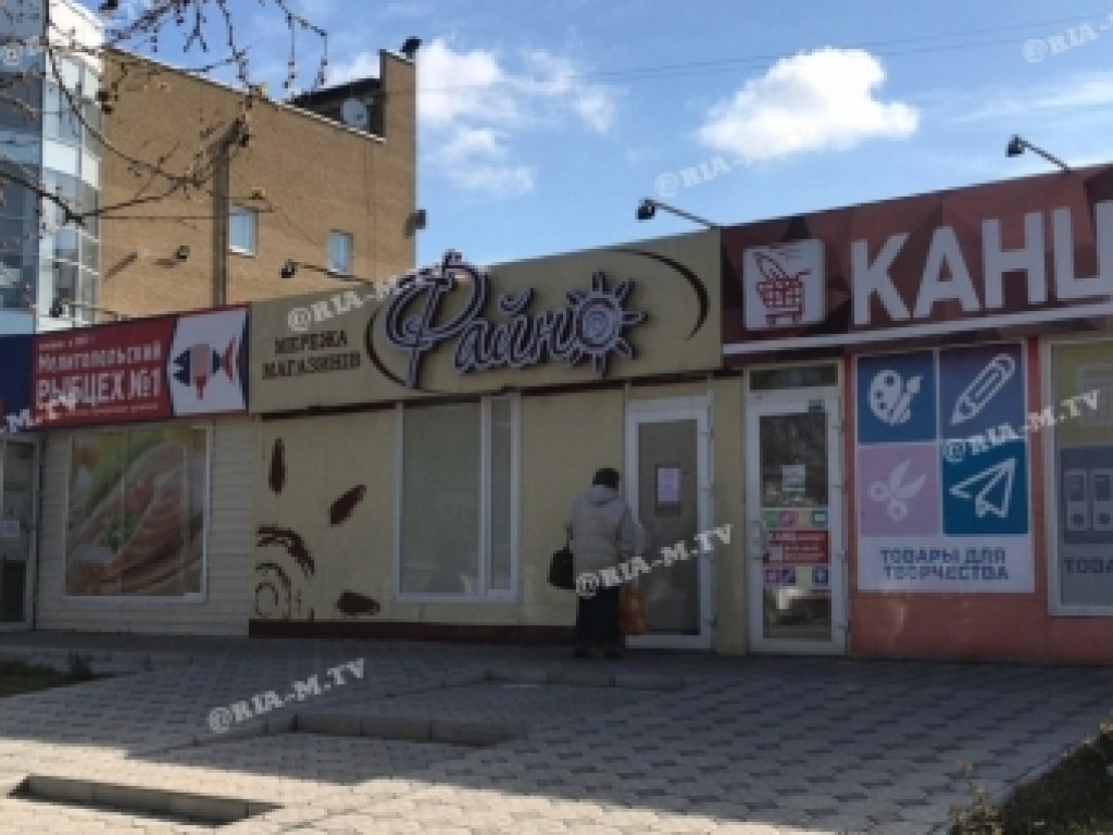 В Мелитополе двое в масках ограбили кассу магазина, связав продавца (ФОТО)