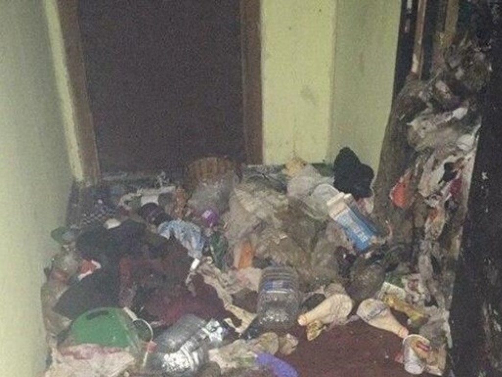 В харьковской квартире под завалами мусора нашли пожилую женщину (ФОТО)
