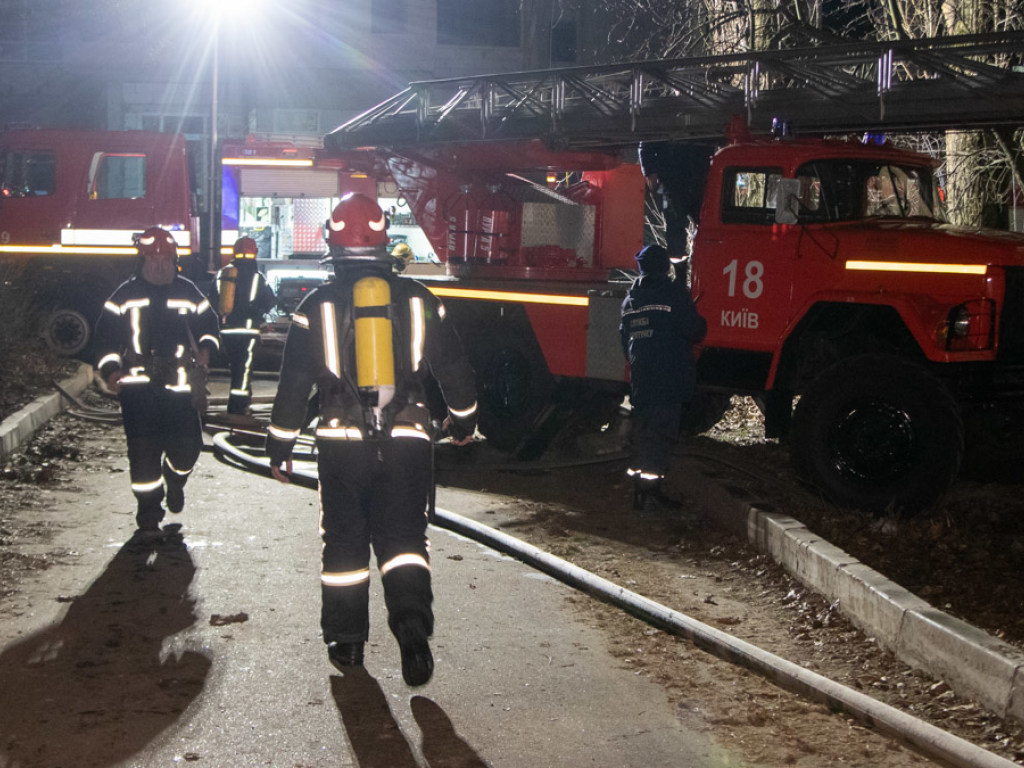 В многоэтажном доме в Киеве произошел пожар: из огня спасатели вытащили двоих человек (ФОТО)
