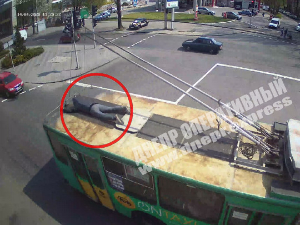 В Днепре на крыше троллейбуса катался безбилетник (ВИДЕО)