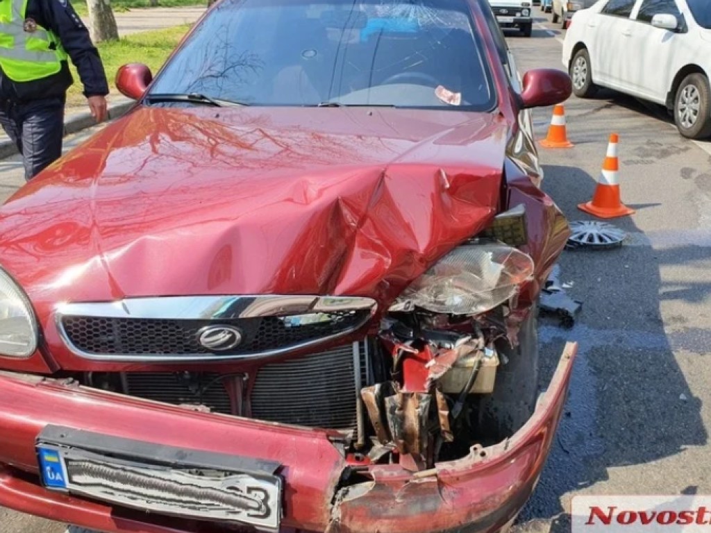 В Николаеве столкнулись «ЗАЗ» и авто Toyota, водитель которого пропускал пешехода: пострадал мужчина (ФОТО)