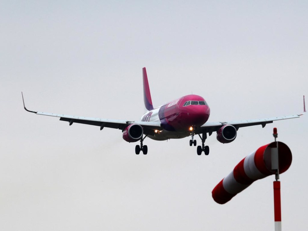 Из-за коронавируса Wizz Air сокращает почти 20% сотрудников и зарплаты