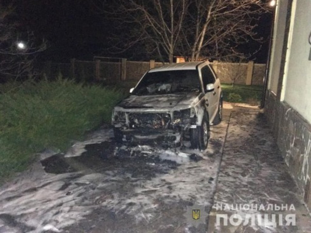 Во дворе частного дома на Харьковщине подожгли Mitsubishi и Land Rover (ФОТО)