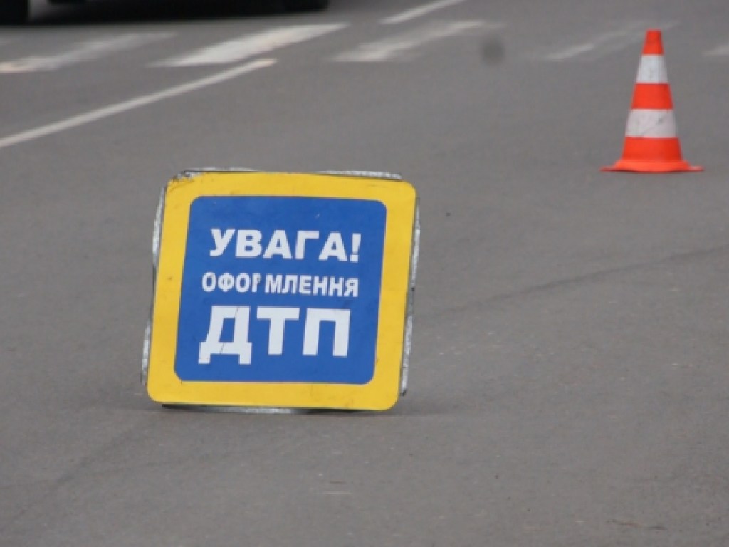 ДТП на перекрестке: В Харькове на дороге перевернулся автомобиль (ФОТО)