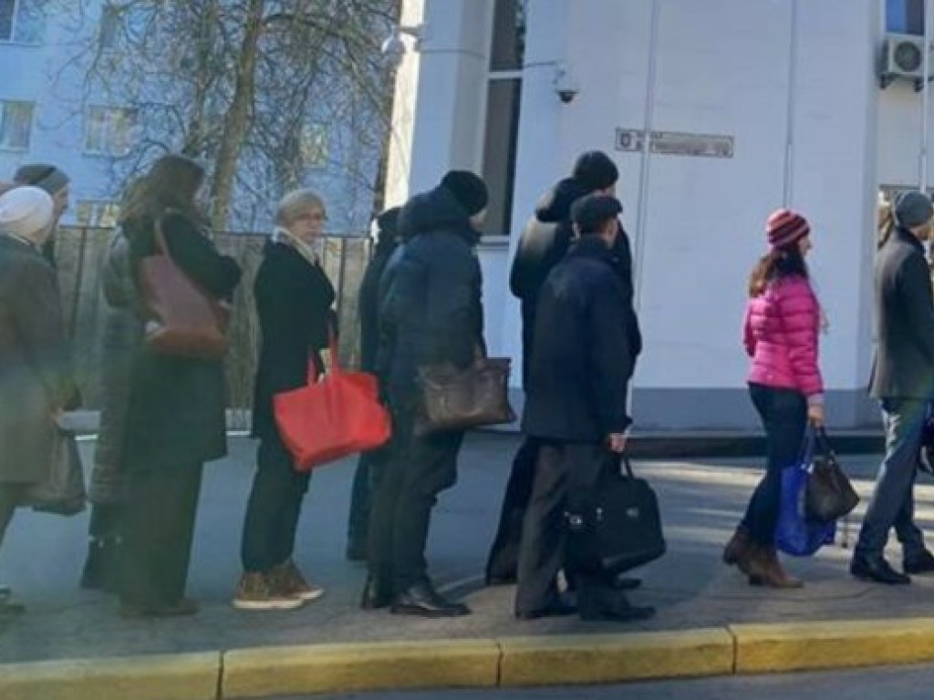 В Киеве женщина из очереди на почте бросилась на мужчину и покусала его (ФОТО)