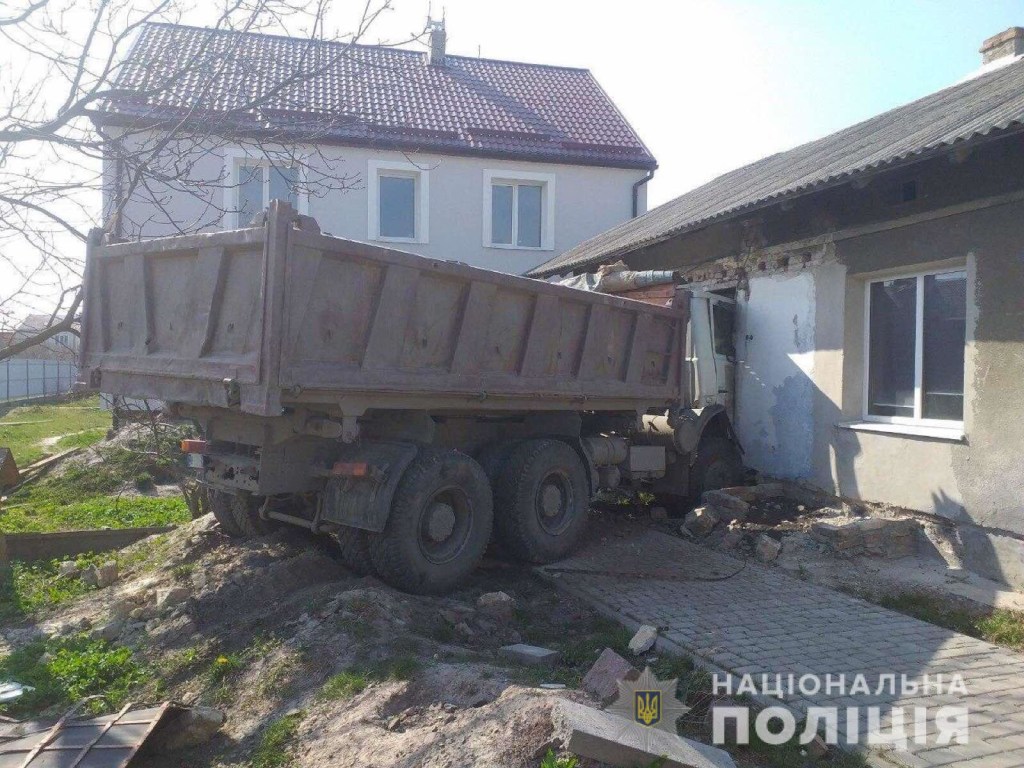 На Львовщине грузовик проломил стену жилого дома: есть пострадавшие (ФОТО)