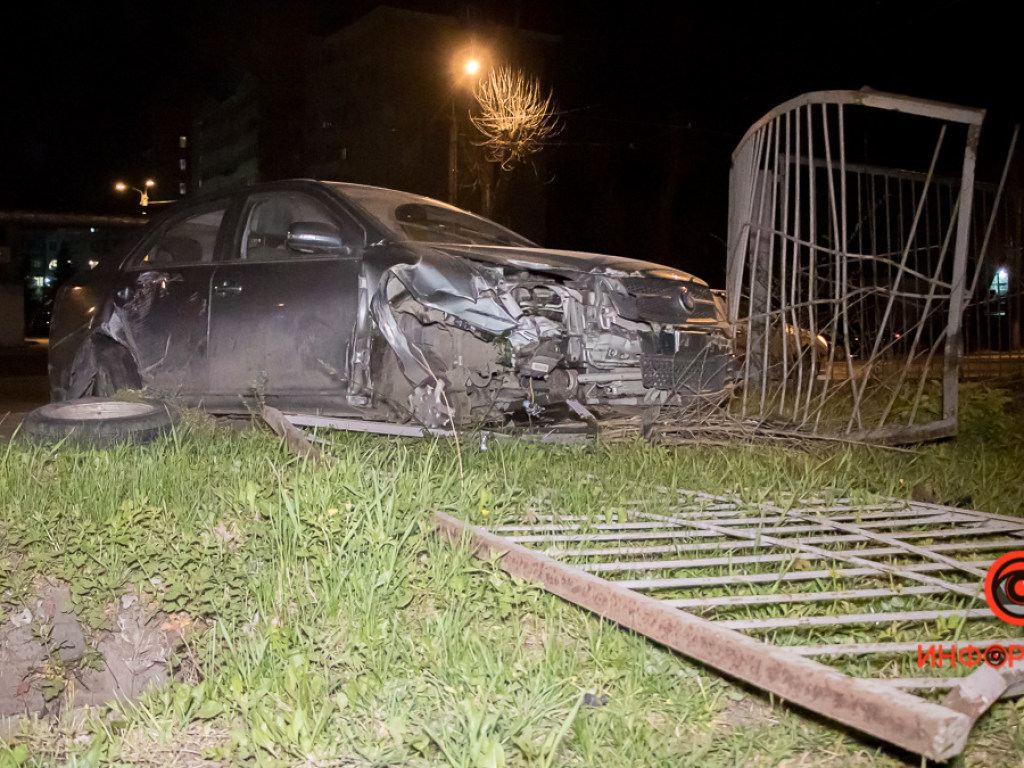 Пьяный водитель устроил ДТП: В Днепре автомобиль Geely врезался в Daewoo и свалил забор (ФОТО)