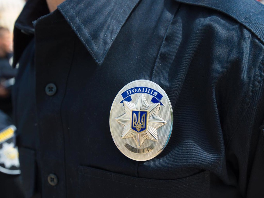 Лез по внешней стене дома: в Харьковской области полиция ночью сняла мужчину с кондиционера