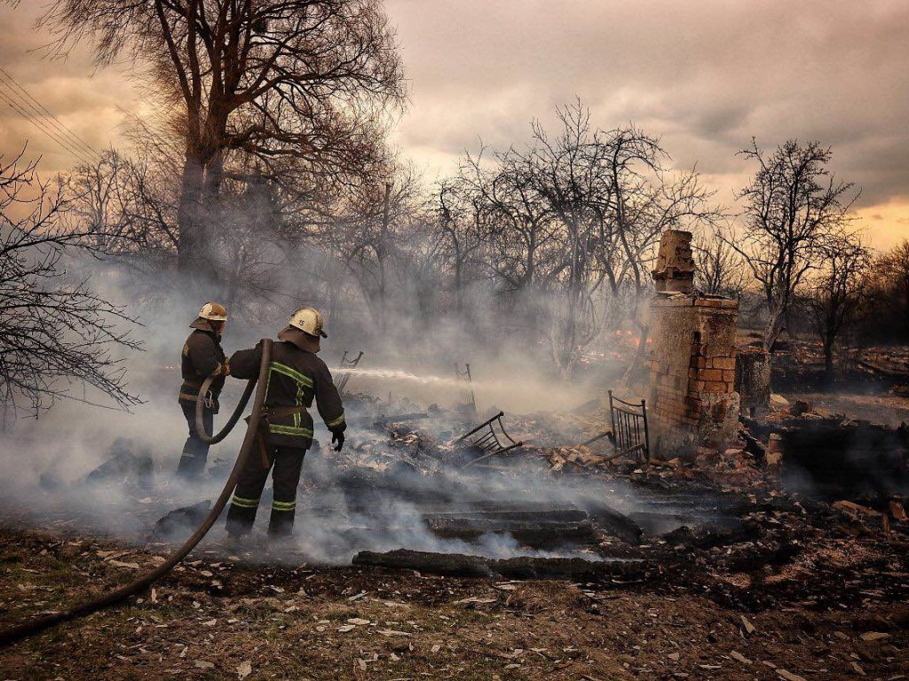 В Житомирской области огонь с поля перекинулся на село, охватив 27 зданий (ФОТО)