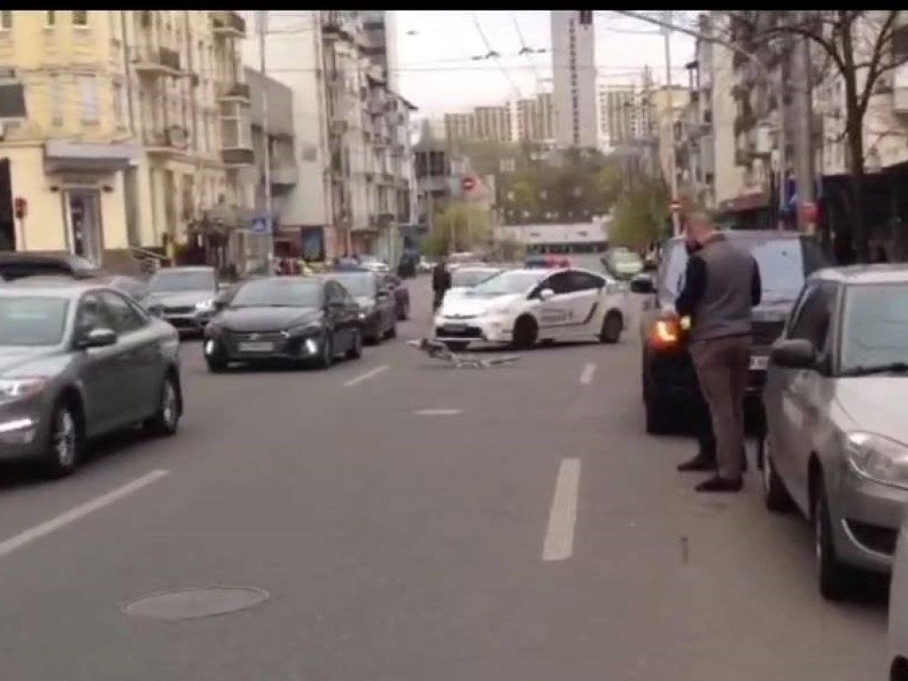 ДТП в центре Киева: столкнулись велосипедист и Porshe Cayenne (ВИДЕО)