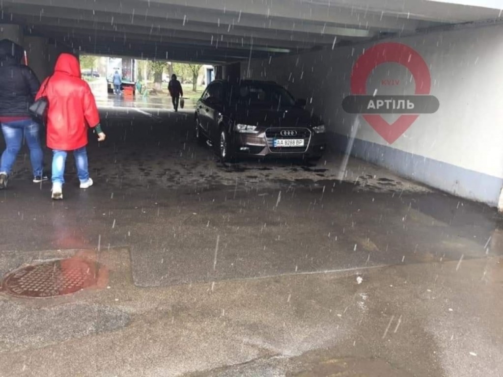 Находчивый «герой парковки» из Киева нашел место для своего Audi (ФОТО)