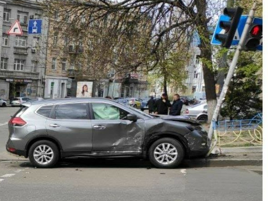 В центре Киева на перекрестке столкнулись Nissan и Mitsubishi (ФОТО, ВИДЕО) 