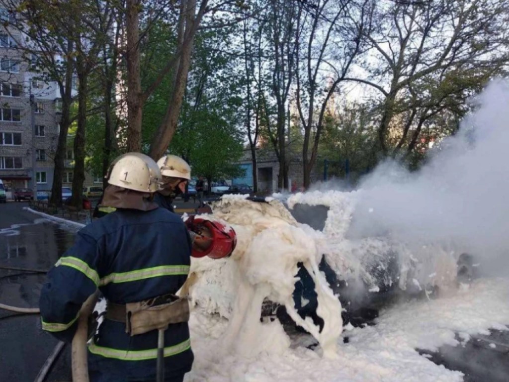 Возле жилого дома в Николаеве сгорел автомобиль (ФОТО)