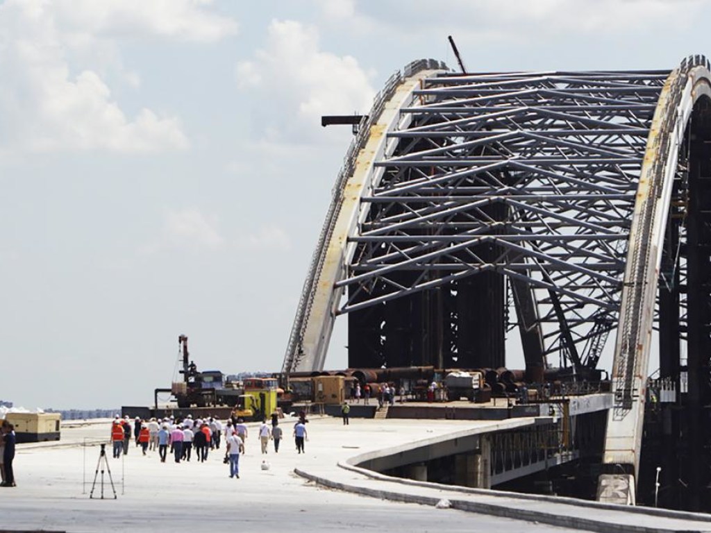 На Подольско-Воскресенском мосту рухнули строительные конструкции (ВИДЕО)
