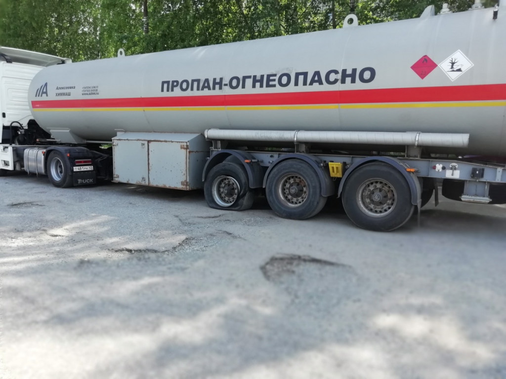 В 54 километрах от Киева столкнулись 3 грузовика, один вез газ-пропан (ВИДЕО)