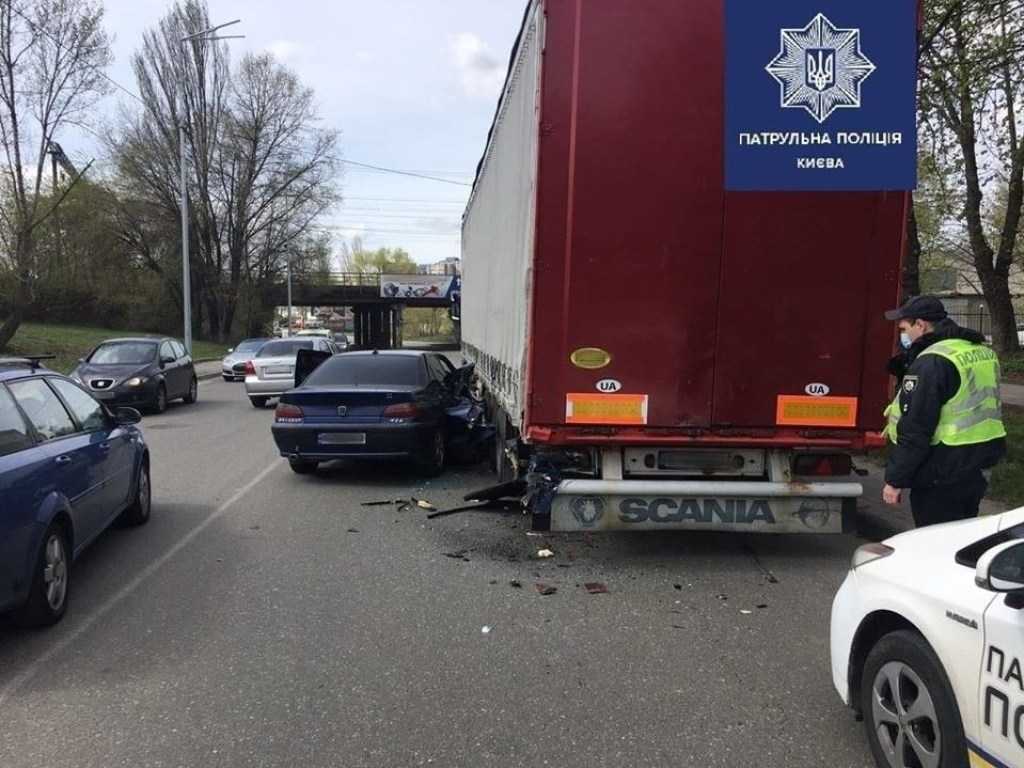 В Киеве столкнулись грузовик и легковушка: оба водителя оказались пьяными (ФОТО)